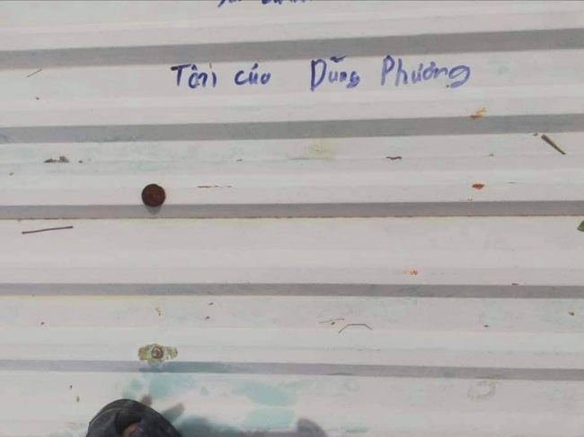 Người dân Đà Nẵng dùng biện pháp lạ mà lại khá hữu hiệu khi mang xe container án ngữ trước nhà để chống chọi với cơn bão số 9 - 9 Người dân Đà Nẵng dùng biện pháp lạ mà lại khá hữu hiệu khi mang xe container án ngữ trước nhà để chống chọi với cơn bão số 9 - 9