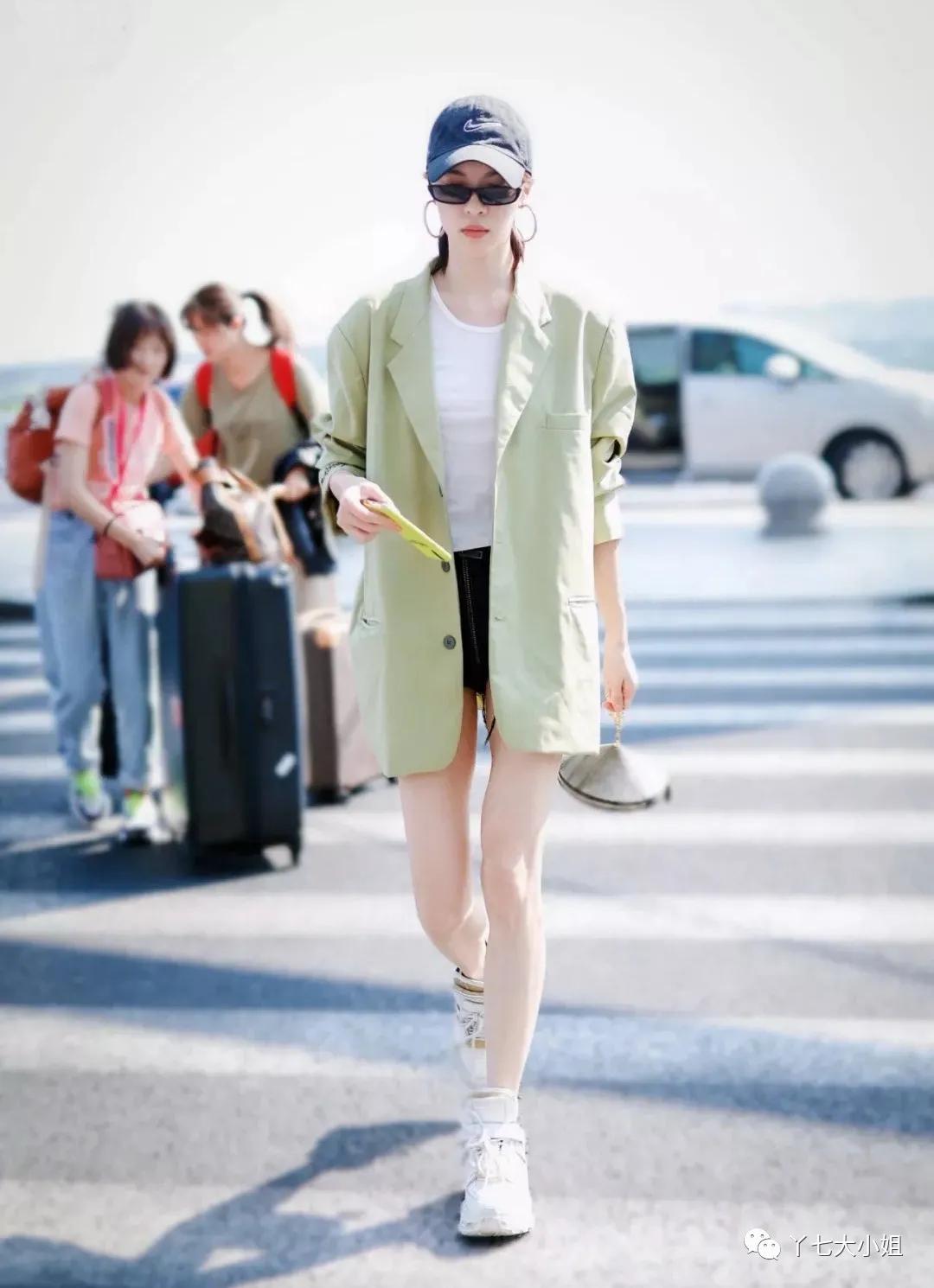 Trời se lạnh chưa biết mặc gì vừa đẹp vừa chất thì bạn hãy diện áo blazer và quần short là có ngay outfit 10 điểm - 7 Trời se lạnh chưa biết mặc gì vừa đẹp vừa chất thì bạn hãy diện áo blazer và quần short là có ngay outfit 10 điểm - 7