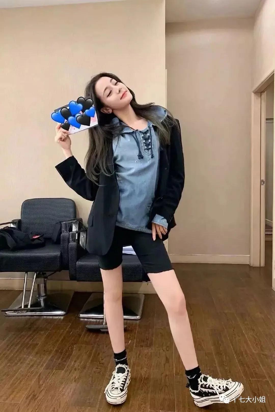 Trời se lạnh chưa biết mặc gì vừa đẹp vừa chất thì bạn hãy diện áo blazer và quần short là có ngay outfit 10 điểm - 5 Trời se lạnh chưa biết mặc gì vừa đẹp vừa chất thì bạn hãy diện áo blazer và quần short là có ngay outfit 10 điểm - 5