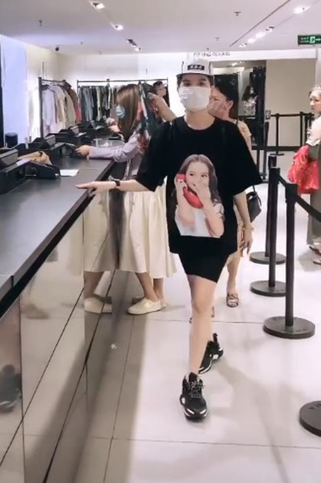 Người ta vào Zara mua sương sương vài triệu, riêng Ngọc Trinh 'quất' bill gần 38 triệu, Thúy Kiều xách 2 tay không xuể Người ta vào Zara mua sương sương vài triệu, riêng Ngọc Trinh 'quất' bill gần 38 triệu, Thúy Kiều xách 2 tay không xuể