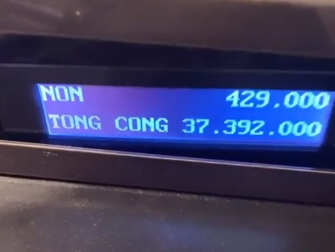 Người ta vào Zara mua sương sương vài triệu, riêng Ngọc Trinh 'quất' bill gần 38 triệu, Thúy Kiều xách 2 tay không xuể - 1 Người ta vào Zara mua sương sương vài triệu, riêng Ngọc Trinh 'quất' bill gần 38 triệu, Thúy Kiều xách 2 tay không xuể - 1