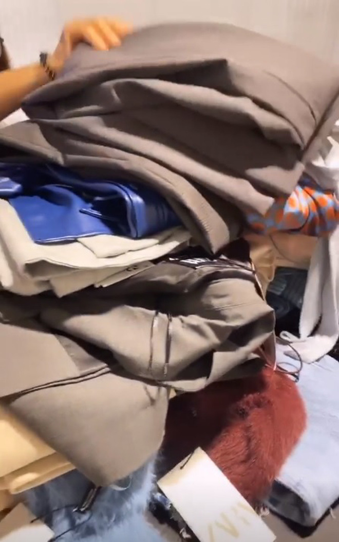 Người ta vào Zara mua sương sương vài triệu, riêng Ngọc Trinh 'quất' bill gần 38 triệu, Thúy Kiều xách 2 tay không xuể - 4 Người ta vào Zara mua sương sương vài triệu, riêng Ngọc Trinh 'quất' bill gần 38 triệu, Thúy Kiều xách 2 tay không xuể - 4