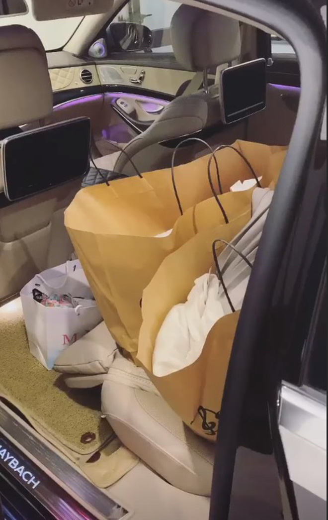 Người ta vào Zara mua sương sương vài triệu, riêng Ngọc Trinh 'quất' bill gần 38 triệu, Thúy Kiều xách 2 tay không xuể - 3 Người ta vào Zara mua sương sương vài triệu, riêng Ngọc Trinh 'quất' bill gần 38 triệu, Thúy Kiều xách 2 tay không xuể - 3
