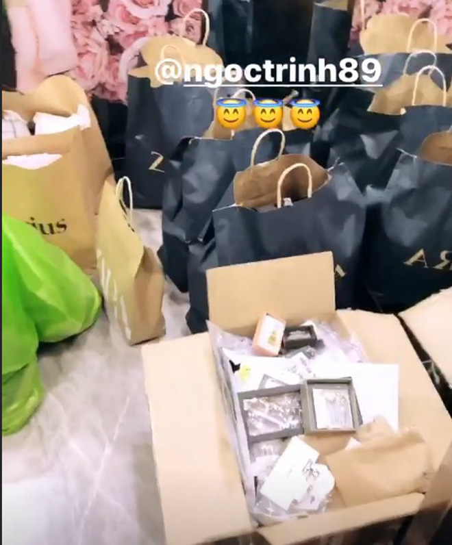 Người ta vào Zara mua sương sương vài triệu, riêng Ngọc Trinh 'quất' bill gần 38 triệu, Thúy Kiều xách 2 tay không xuể - 5 Người ta vào Zara mua sương sương vài triệu, riêng Ngọc Trinh 'quất' bill gần 38 triệu, Thúy Kiều xách 2 tay không xuể - 5