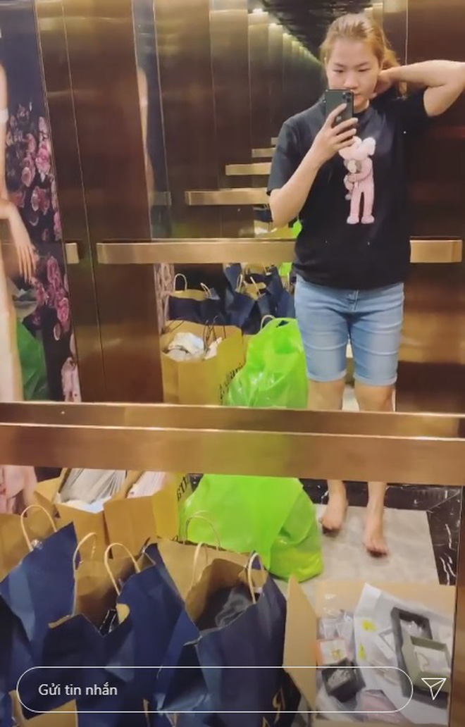 Người ta vào Zara mua sương sương vài triệu, riêng Ngọc Trinh 'quất' bill gần 38 triệu, Thúy Kiều xách 2 tay không xuể - 6 Người ta vào Zara mua sương sương vài triệu, riêng Ngọc Trinh 'quất' bill gần 38 triệu, Thúy Kiều xách 2 tay không xuể - 6