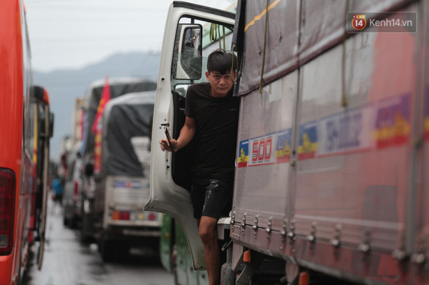 Hành khách mệt mỏi kéo vali đi bộ tìm nơi nghỉ, tài xế ngồi chơi bài trên Quốc lộ vì bão số 9 - 15 Hành khách mệt mỏi kéo vali đi bộ tìm nơi nghỉ, tài xế ngồi chơi bài trên Quốc lộ vì bão số 9 - 15