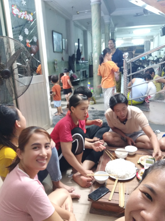 Quảng Nam: Người phụ nữ cho gần 20 bà con trú ẩn trước cơn bão số 9, còn chiêu đãi ăn uống thịnh soạn khiến ai cũng ấm lòng - 1 Quảng Nam: Người phụ nữ cho gần 20 bà con trú ẩn trước cơn bão số 9, còn chiêu đãi ăn uống thịnh soạn khiến ai cũng ấm lòng - 1