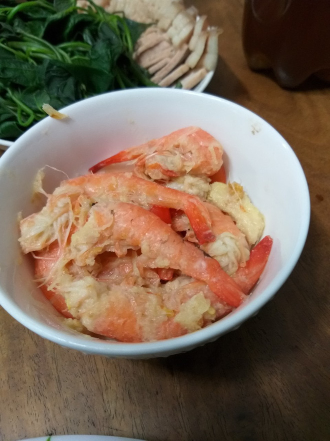 Quảng Nam: Người phụ nữ cho gần 20 bà con trú ẩn trước cơn bão số 9, còn chiêu đãi ăn uống thịnh soạn khiến ai cũng ấm lòng - 3 Quảng Nam: Người phụ nữ cho gần 20 bà con trú ẩn trước cơn bão số 9, còn chiêu đãi ăn uống thịnh soạn khiến ai cũng ấm lòng - 3