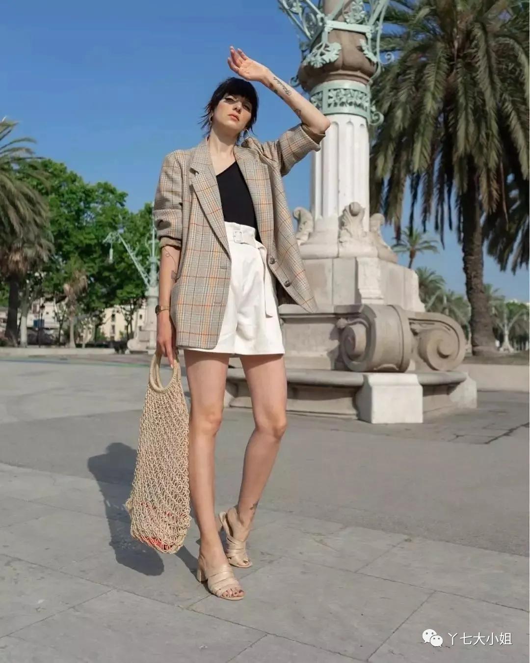 Trời se lạnh chưa biết mặc gì vừa đẹp vừa chất thì bạn hãy diện áo blazer và quần short là có ngay outfit 10 điểm - 1 Trời se lạnh chưa biết mặc gì vừa đẹp vừa chất thì bạn hãy diện áo blazer và quần short là có ngay outfit 10 điểm - 1