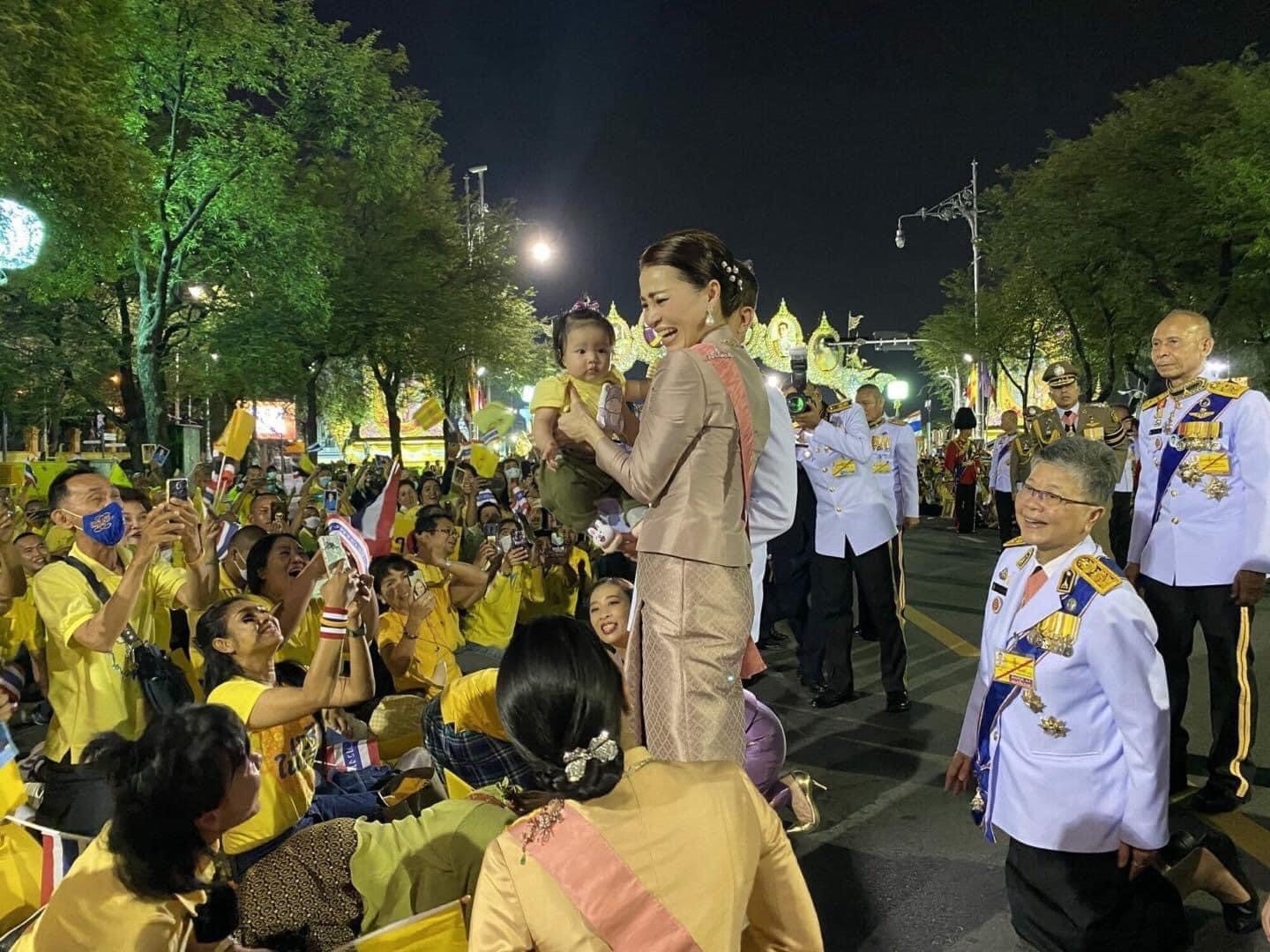 Hoàng quý phi Thái Lan gây sốt với vẻ đẹp hoàn mỹ nhưng Hoàng hậu Suthida vẫn chiếm spotlight bằng loạt ưu điểm - 9 Hoàng quý phi Thái Lan gây sốt với vẻ đẹp hoàn mỹ nhưng Hoàng hậu Suthida vẫn chiếm spotlight bằng loạt ưu điểm - 9