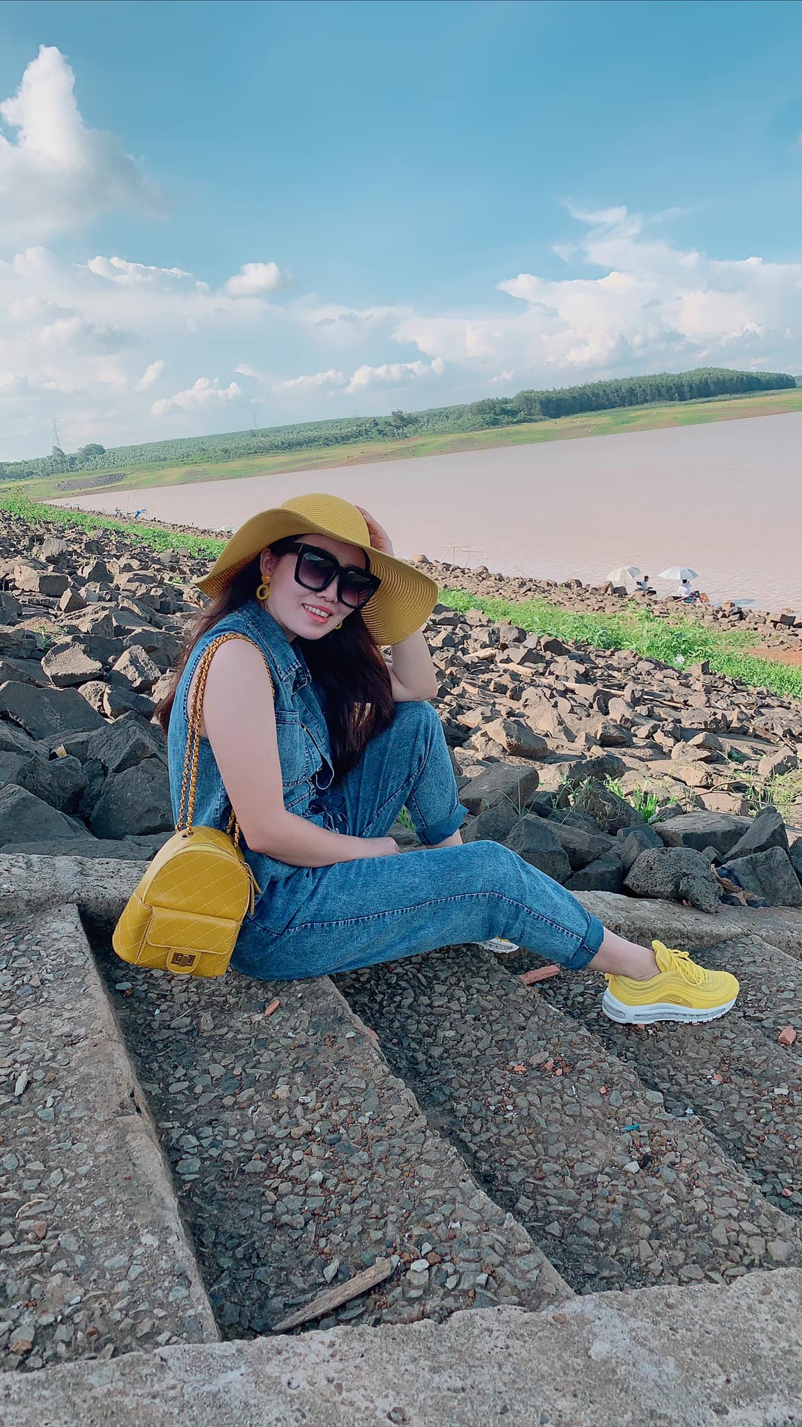 Cô nàng hút gần 4K like vì 'nghiện' màu vàng, bộ sưu tập khiến dân tình 'choáng' - 15 Cô nàng hút gần 4K like vì 'nghiện' màu vàng, bộ sưu tập khiến dân tình 'choáng' - 15