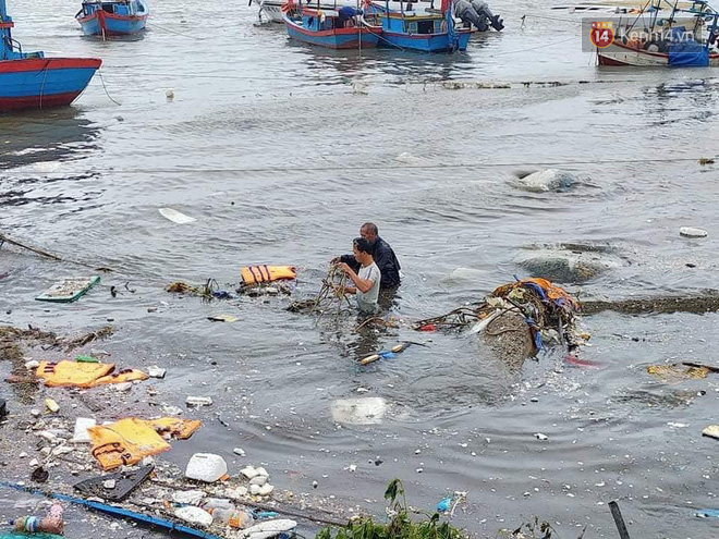 Những hình ảnh đầu tiên tại đảo Lý Sơn khi bão số 9 đi qua: Mọi thứ đều tan hoang, người dân thất thần bên đống đổ nát - 11 Những hình ảnh đầu tiên tại đảo Lý Sơn khi bão số 9 đi qua: Mọi thứ đều tan hoang, người dân thất thần bên đống đổ nát - 11