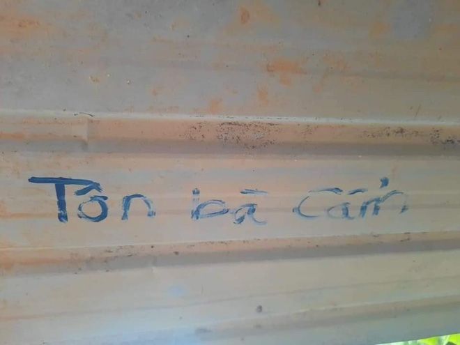 Người dân Lý Sơn viết hẳn tên mình lên mái tôn, đề phòng bão thổi bay nóc vẫn tìm lại được - 3 Người dân Lý Sơn viết hẳn tên mình lên mái tôn, đề phòng bão thổi bay nóc vẫn tìm lại được - 3