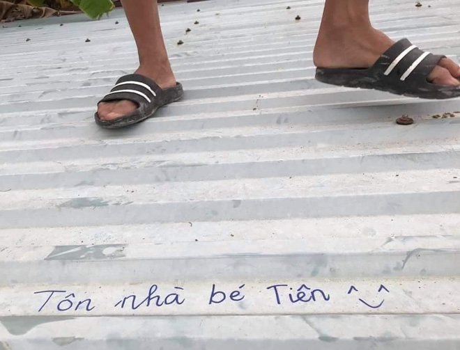 Người dân Lý Sơn viết hẳn tên mình lên mái tôn, đề phòng bão thổi bay nóc vẫn tìm lại được - 2 Người dân Lý Sơn viết hẳn tên mình lên mái tôn, đề phòng bão thổi bay nóc vẫn tìm lại được - 2