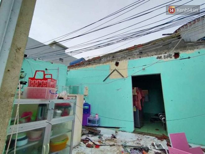 Những hình ảnh đầu tiên tại đảo Lý Sơn khi bão số 9 đi qua: Mọi thứ đều tan hoang, người dân thất thần bên đống đổ nát - 2 Những hình ảnh đầu tiên tại đảo Lý Sơn khi bão số 9 đi qua: Mọi thứ đều tan hoang, người dân thất thần bên đống đổ nát - 2