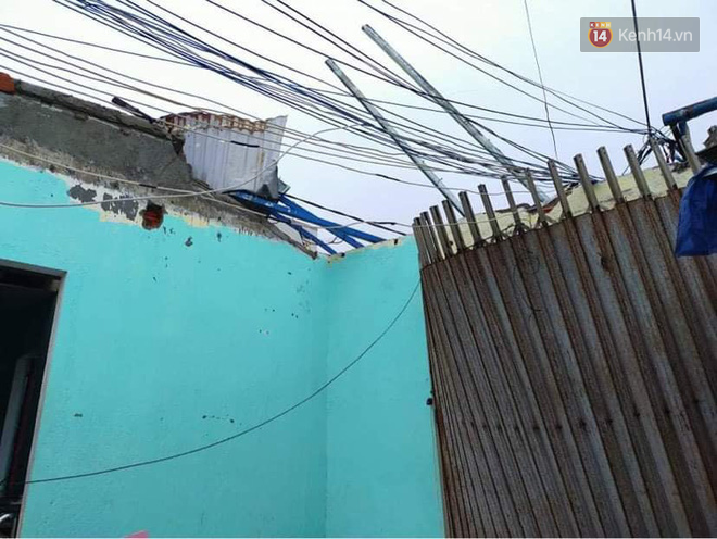 Những hình ảnh đầu tiên tại đảo Lý Sơn khi bão số 9 đi qua: Mọi thứ đều tan hoang, người dân thất thần bên đống đổ nát - 1 Những hình ảnh đầu tiên tại đảo Lý Sơn khi bão số 9 đi qua: Mọi thứ đều tan hoang, người dân thất thần bên đống đổ nát - 1