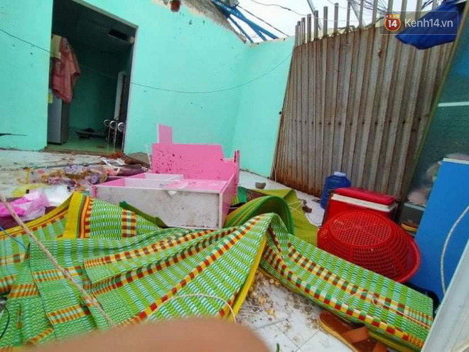 Những hình ảnh đầu tiên tại đảo Lý Sơn khi bão số 9 đi qua: Mọi thứ đều tan hoang, người dân thất thần bên đống đổ nát Những hình ảnh đầu tiên tại đảo Lý Sơn khi bão số 9 đi qua: Mọi thứ đều tan hoang, người dân thất thần bên đống đổ nát