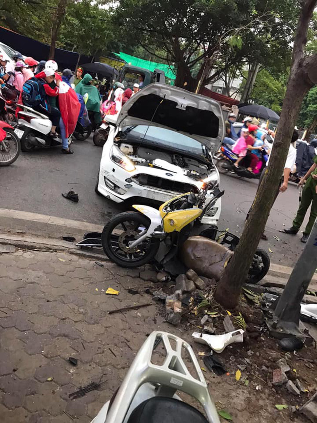 Hà Nội: Kinh hoàng ô tô 'điên' mất lái hất văng người đi xe máy vào nhà dân ven đường - 2 Hà Nội: Kinh hoàng ô tô 'điên' mất lái hất văng người đi xe máy vào nhà dân ven đường - 2
