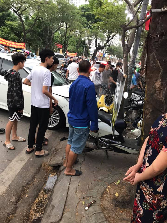 Hà Nội: Kinh hoàng ô tô 'điên' mất lái hất văng người đi xe máy vào nhà dân ven đường - 1 Hà Nội: Kinh hoàng ô tô 'điên' mất lái hất văng người đi xe máy vào nhà dân ven đường - 1