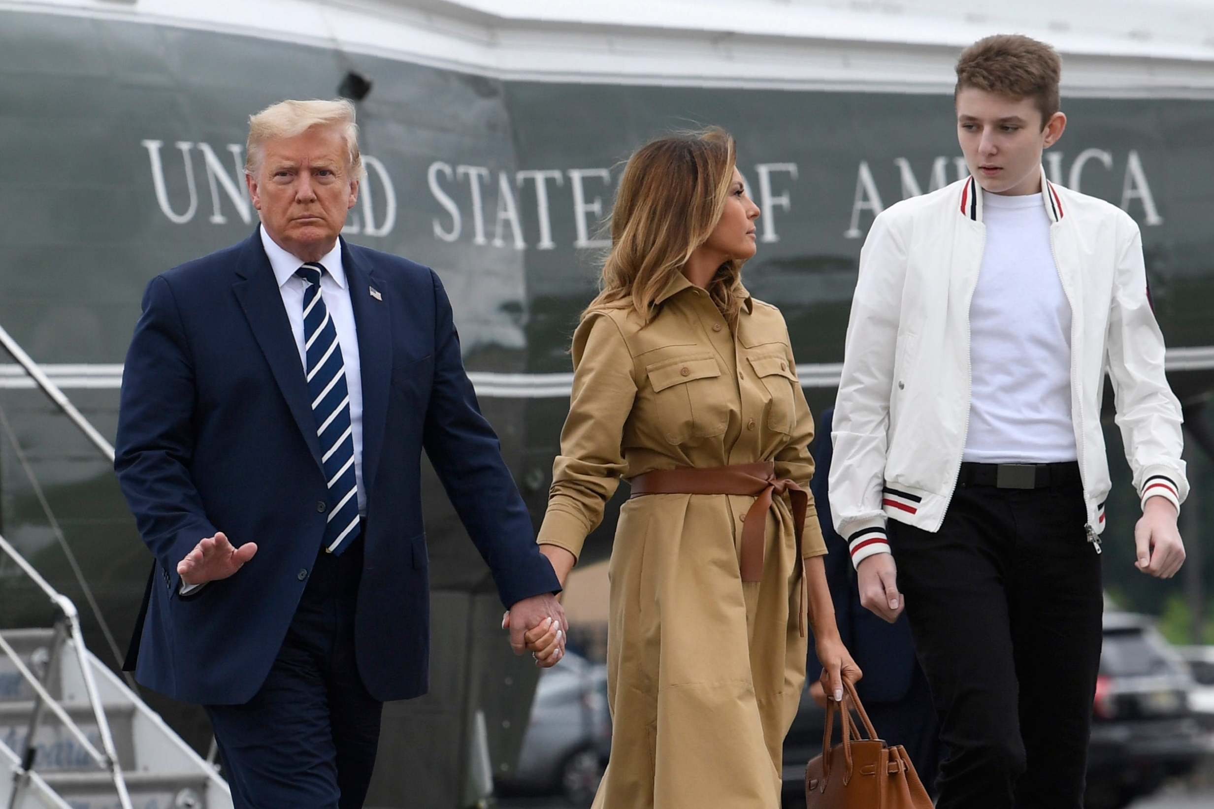 Tổng thống Trump nói con trai chỉ nhiễm Covid-19 trong '15 phút' Tổng thống Trump nói con trai chỉ nhiễm Covid-19 trong '15 phút'