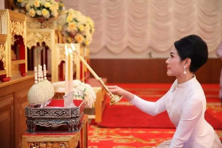 Hoàng quý phi Thái Lan gây sốt với vẻ đẹp hoàn mỹ nhưng Hoàng hậu Suthida vẫn chiếm spotlight bằng loạt ưu điểm - 1 Hoàng quý phi Thái Lan gây sốt với vẻ đẹp hoàn mỹ nhưng Hoàng hậu Suthida vẫn chiếm spotlight bằng loạt ưu điểm - 1