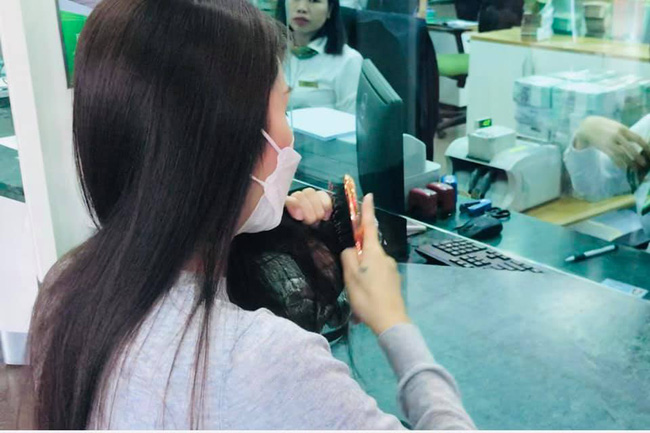 Vợ chồng Công Vinh - Thủy Tiên tất bật đi rút tiền để hỗ trợ cho 13000 người dân Quảng Bình - 1 Vợ chồng Công Vinh - Thủy Tiên tất bật đi rút tiền để hỗ trợ cho 13000 người dân Quảng Bình - 1