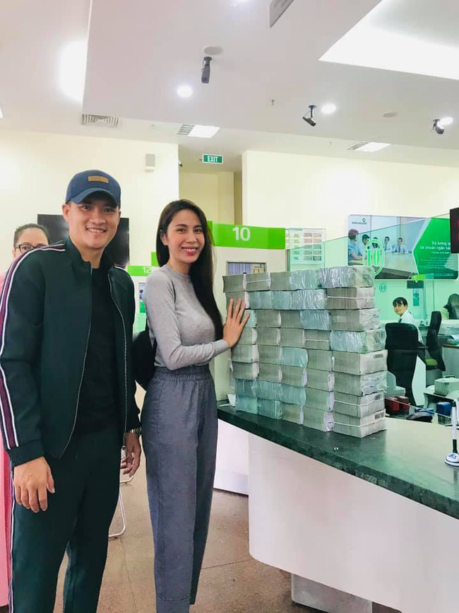 Vợ chồng Công Vinh - Thủy Tiên tất bật đi rút tiền để hỗ trợ cho 13000 người dân Quảng Bình Vợ chồng Công Vinh - Thủy Tiên tất bật đi rút tiền để hỗ trợ cho 13000 người dân Quảng Bình