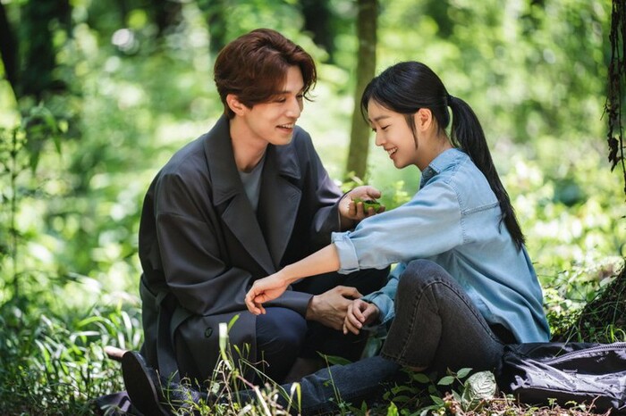 Khi những bộ phim chứa đựng yếu tố kì ảo đánh chiếm màn Hàn 2020: Phim của Lee Dong Wook liệu có hay? - 7 Khi những bộ phim chứa đựng yếu tố kì ảo đánh chiếm màn Hàn 2020: Phim của Lee Dong Wook liệu có hay? - 7