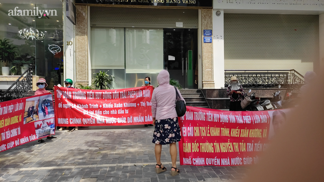 Hà Nội: Hàng trăm người già kiệt quệ vì góp vốn cho 'tập đoàn hứa hão' kéo đến văn phòng tìm ông chủ - 4 Hà Nội: Hàng trăm người già kiệt quệ vì góp vốn cho 'tập đoàn hứa hão' kéo đến văn phòng tìm ông chủ - 4