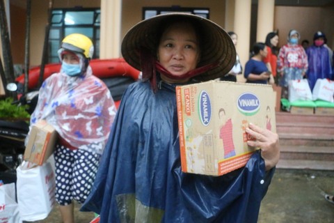 Người lao động Vinamilk góp ngày lương, hỗ trợ miền Trung mùa bão lũ gần 4 tỷ đồng - 3 Người lao động Vinamilk góp ngày lương, hỗ trợ miền Trung mùa bão lũ gần 4 tỷ đồng - 3
