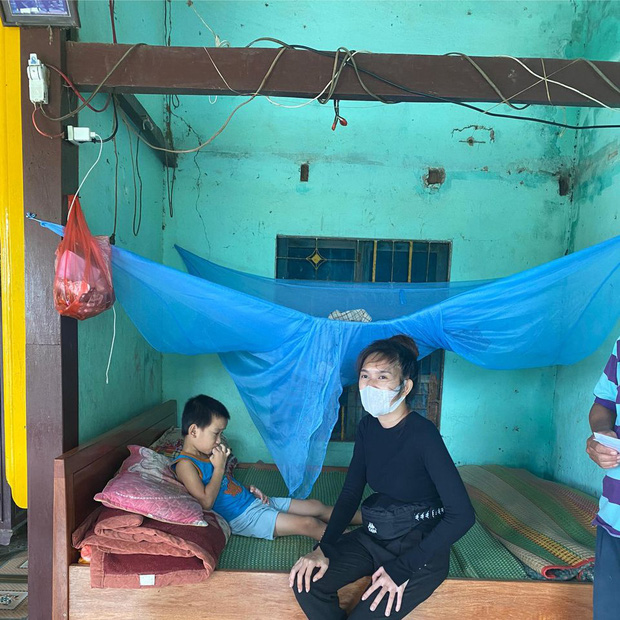 Minh Hà tiết lộ cô và ông xã Lý Hải từng nhiều lần bất đồng quan điểm trong chuyện tặng tiền cho bà con vùng lũ - 2 Minh Hà tiết lộ cô và ông xã Lý Hải từng nhiều lần bất đồng quan điểm trong chuyện tặng tiền cho bà con vùng lũ - 2