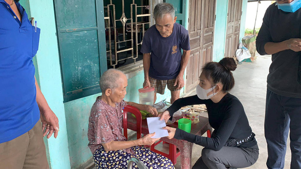 Minh Hà tiết lộ cô và ông xã Lý Hải từng nhiều lần bất đồng quan điểm trong chuyện tặng tiền cho bà con vùng lũ - 5 Minh Hà tiết lộ cô và ông xã Lý Hải từng nhiều lần bất đồng quan điểm trong chuyện tặng tiền cho bà con vùng lũ - 5