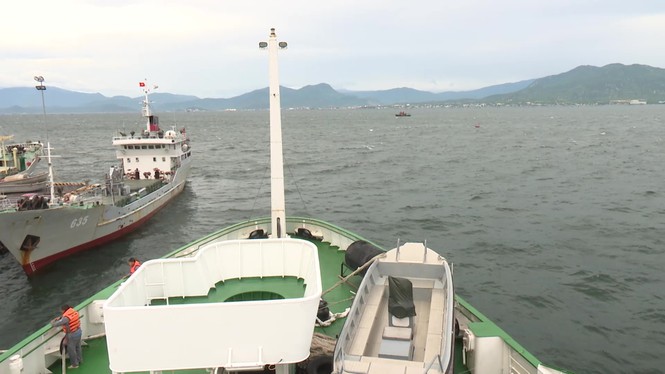 Đang lai dắt 1 tàu cá Bình Định về bờ, máy bay tiếp tục tìm kiếm 26 ngư dân mất tích còn lại Đang lai dắt 1 tàu cá Bình Định về bờ, máy bay tiếp tục tìm kiếm 26 ngư dân mất tích còn lại