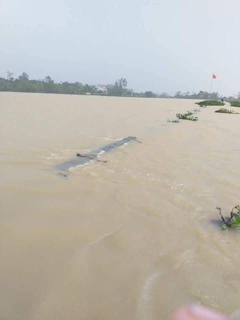 Ảnh: Mưa lớn không dứt, người dân nghệ An trắng đêm chạy lũ, lên mạng 'cầu cứu', sáng ra nước đã ngập gần tới nóc nhà - 7 Ảnh: Mưa lớn không dứt, người dân nghệ An trắng đêm chạy lũ, lên mạng 'cầu cứu', sáng ra nước đã ngập gần tới nóc nhà - 7