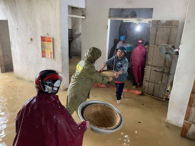 Ảnh: Mưa lớn không dứt, người dân nghệ An trắng đêm chạy lũ, lên mạng 'cầu cứu', sáng ra nước đã ngập gần tới nóc nhà - 11 Ảnh: Mưa lớn không dứt, người dân nghệ An trắng đêm chạy lũ, lên mạng 'cầu cứu', sáng ra nước đã ngập gần tới nóc nhà - 11