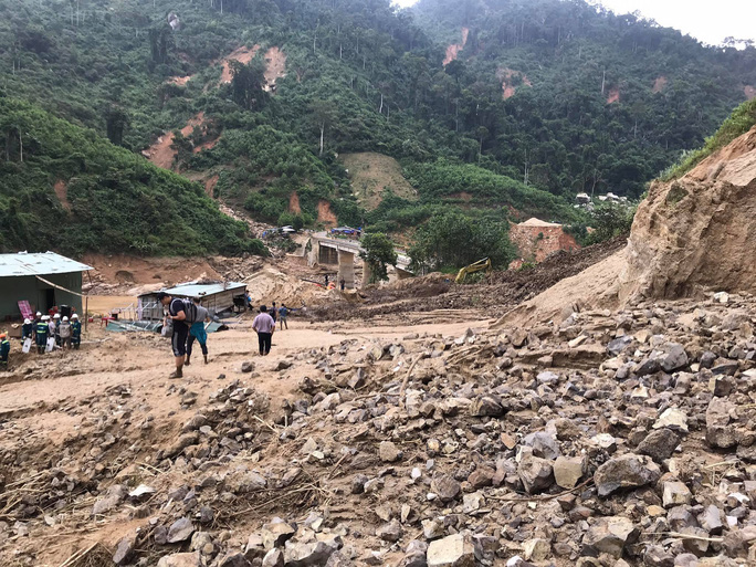 13 người bị vùi lấp ở Phước Sơn: Bí thư và Chủ tịch tỉnh Quảng Nam băng rừng đến hiện trường - 3 13 người bị vùi lấp ở Phước Sơn: Bí thư và Chủ tịch tỉnh Quảng Nam băng rừng đến hiện trường - 3