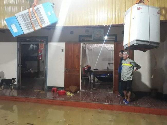 Ảnh: Mưa lớn không dứt, người dân nghệ An trắng đêm chạy lũ, lên mạng 'cầu cứu', sáng ra nước đã ngập gần tới nóc nhà - 13 Ảnh: Mưa lớn không dứt, người dân nghệ An trắng đêm chạy lũ, lên mạng 'cầu cứu', sáng ra nước đã ngập gần tới nóc nhà - 13
