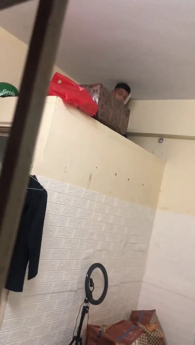 Lẻn vào ăn trộm bị phát hiện, cả xóm trọ cầm gậy quây WC nữ: 'Tao đếm đến 3 mày không xuống là tao cho viên gạch!' Lẻn vào ăn trộm bị phát hiện, cả xóm trọ cầm gậy quây WC nữ: 'Tao đếm đến 3 mày không xuống là tao cho viên gạch!'