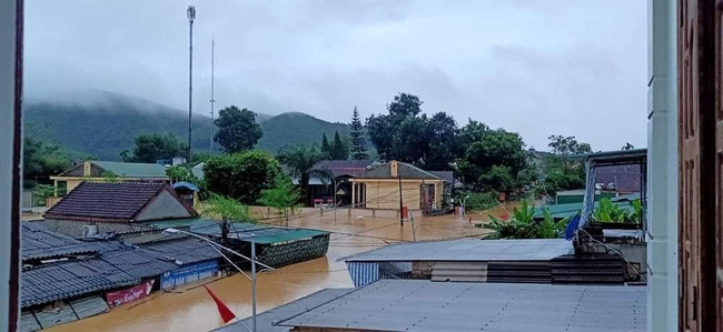 Ảnh: Mưa lớn không dứt, người dân nghệ An trắng đêm chạy lũ, lên mạng 'cầu cứu', sáng ra nước đã ngập gần tới nóc nhà - 17 Ảnh: Mưa lớn không dứt, người dân nghệ An trắng đêm chạy lũ, lên mạng 'cầu cứu', sáng ra nước đã ngập gần tới nóc nhà - 17