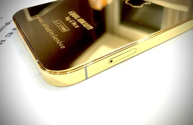 Ngắm ảnh thực tế iPhone 12 Pro mạ vàng đầu tiên trên thế giới được chế tác tại Việt Nam - 2 Ngắm ảnh thực tế iPhone 12 Pro mạ vàng đầu tiên trên thế giới được chế tác tại Việt Nam - 2