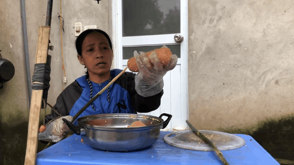 Bà Lý Vlog - 'Bản sao lỗi' của bà Tân Vlog liên tục bị dân mạng chỉ trích: Ăn hoa quả chấm mắm tôm, nấu nướng mất vệ sinh, ngồi ăn ở bãi đất đá lem nhem bẩn - 6 Bà Lý Vlog - 'Bản sao lỗi' của bà Tân Vlog liên tục bị dân mạng chỉ trích: Ăn hoa quả chấm mắm tôm, nấu nướng mất vệ sinh, ngồi ăn ở bãi đất đá lem nhem bẩn - 6