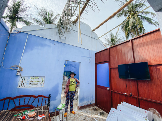 Người Bình Định lo lắng khi khắc phục hậu quả sau bão số 9: 'Nhà tốc mái hết rồi, chắc đợi qua cơn bão tiếp theo rồi tính' - 4 Người Bình Định lo lắng khi khắc phục hậu quả sau bão số 9: 'Nhà tốc mái hết rồi, chắc đợi qua cơn bão tiếp theo rồi tính' - 4