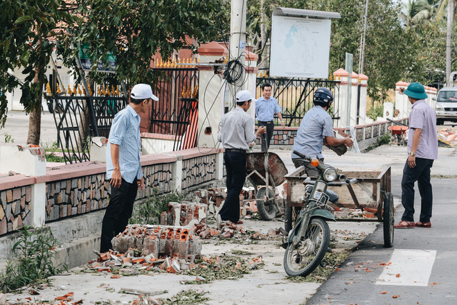 Người Bình Định lo lắng khi khắc phục hậu quả sau bão số 9: 'Nhà tốc mái hết rồi, chắc đợi qua cơn bão tiếp theo rồi tính' - 1 Người Bình Định lo lắng khi khắc phục hậu quả sau bão số 9: 'Nhà tốc mái hết rồi, chắc đợi qua cơn bão tiếp theo rồi tính' - 1
