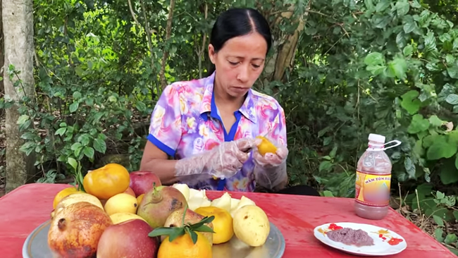 Bà Lý Vlog - 'Bản sao lỗi' của bà Tân Vlog liên tục bị dân mạng chỉ trích: Ăn hoa quả chấm mắm tôm, nấu nướng mất vệ sinh, ngồi ăn ở bãi đất đá lem nhem bẩn - 4 Bà Lý Vlog - 'Bản sao lỗi' của bà Tân Vlog liên tục bị dân mạng chỉ trích: Ăn hoa quả chấm mắm tôm, nấu nướng mất vệ sinh, ngồi ăn ở bãi đất đá lem nhem bẩn - 4