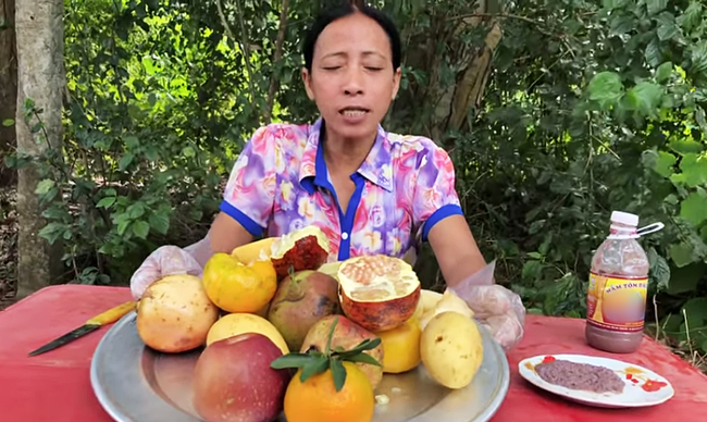 Bà Lý Vlog - 'Bản sao lỗi' của bà Tân Vlog liên tục bị dân mạng chỉ trích: Ăn hoa quả chấm mắm tôm, nấu nướng mất vệ sinh, ngồi ăn ở bãi đất đá lem nhem bẩn Bà Lý Vlog - 'Bản sao lỗi' của bà Tân Vlog liên tục bị dân mạng chỉ trích: Ăn hoa quả chấm mắm tôm, nấu nướng mất vệ sinh, ngồi ăn ở bãi đất đá lem nhem bẩn