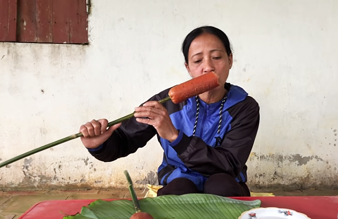 Bà Lý Vlog - 'Bản sao lỗi' của bà Tân Vlog liên tục bị dân mạng chỉ trích: Ăn hoa quả chấm mắm tôm, nấu nướng mất vệ sinh, ngồi ăn ở bãi đất đá lem nhem bẩn - 7 Bà Lý Vlog - 'Bản sao lỗi' của bà Tân Vlog liên tục bị dân mạng chỉ trích: Ăn hoa quả chấm mắm tôm, nấu nướng mất vệ sinh, ngồi ăn ở bãi đất đá lem nhem bẩn - 7