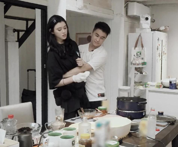 Thiếu gia trùm sòng bạc Hà Du Quân lần đầu hé lộ màn cưa cẩm Ming Xi: Tẽn tò vì thấp hơn nàng, bao cả rạp phim và 1001 chiêu trò - 6 Thiếu gia trùm sòng bạc Hà Du Quân lần đầu hé lộ màn cưa cẩm Ming Xi: Tẽn tò vì thấp hơn nàng, bao cả rạp phim và 1001 chiêu trò - 6