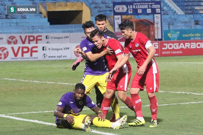 Quế Ngọc Hải mắng xối xả tiền đạo Hà Nội FC, đòi trọng tài rút thẻ đuổi đối thủ khỏi sân - 3 Quế Ngọc Hải mắng xối xả tiền đạo Hà Nội FC, đòi trọng tài rút thẻ đuổi đối thủ khỏi sân - 3