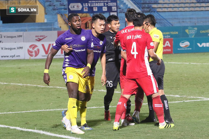Quế Ngọc Hải mắng xối xả tiền đạo Hà Nội FC, đòi trọng tài rút thẻ đuổi đối thủ khỏi sân - 4 Quế Ngọc Hải mắng xối xả tiền đạo Hà Nội FC, đòi trọng tài rút thẻ đuổi đối thủ khỏi sân - 4