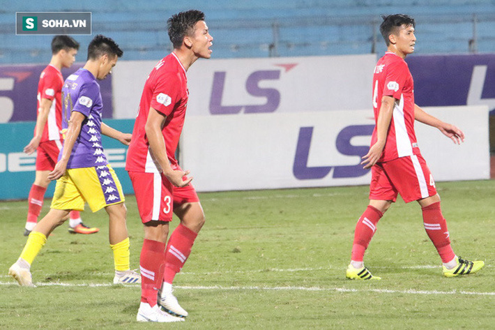 Quế Ngọc Hải mắng xối xả tiền đạo Hà Nội FC, đòi trọng tài rút thẻ đuổi đối thủ khỏi sân - 11 Quế Ngọc Hải mắng xối xả tiền đạo Hà Nội FC, đòi trọng tài rút thẻ đuổi đối thủ khỏi sân - 11